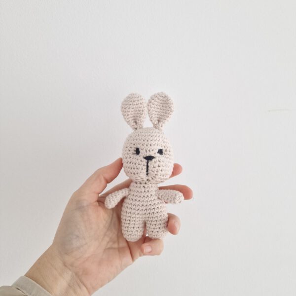 Peluche de conejito ANDREA beige hecho a mano de crochet